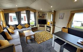 Fab 3 Bedroom Caravan Sleeps 8 Close To The Beach
