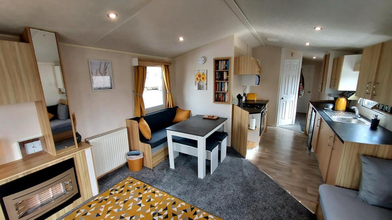 Fab 3 Bedroom Caravan Sleeps 8 Close To The Beach Kinmel Bay Exterior photo