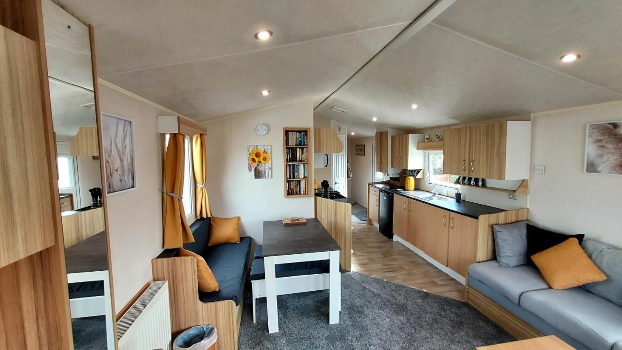 Fab 3 Bedroom Caravan Sleeps 8 Close To The Beach Kinmel Bay Exterior photo
