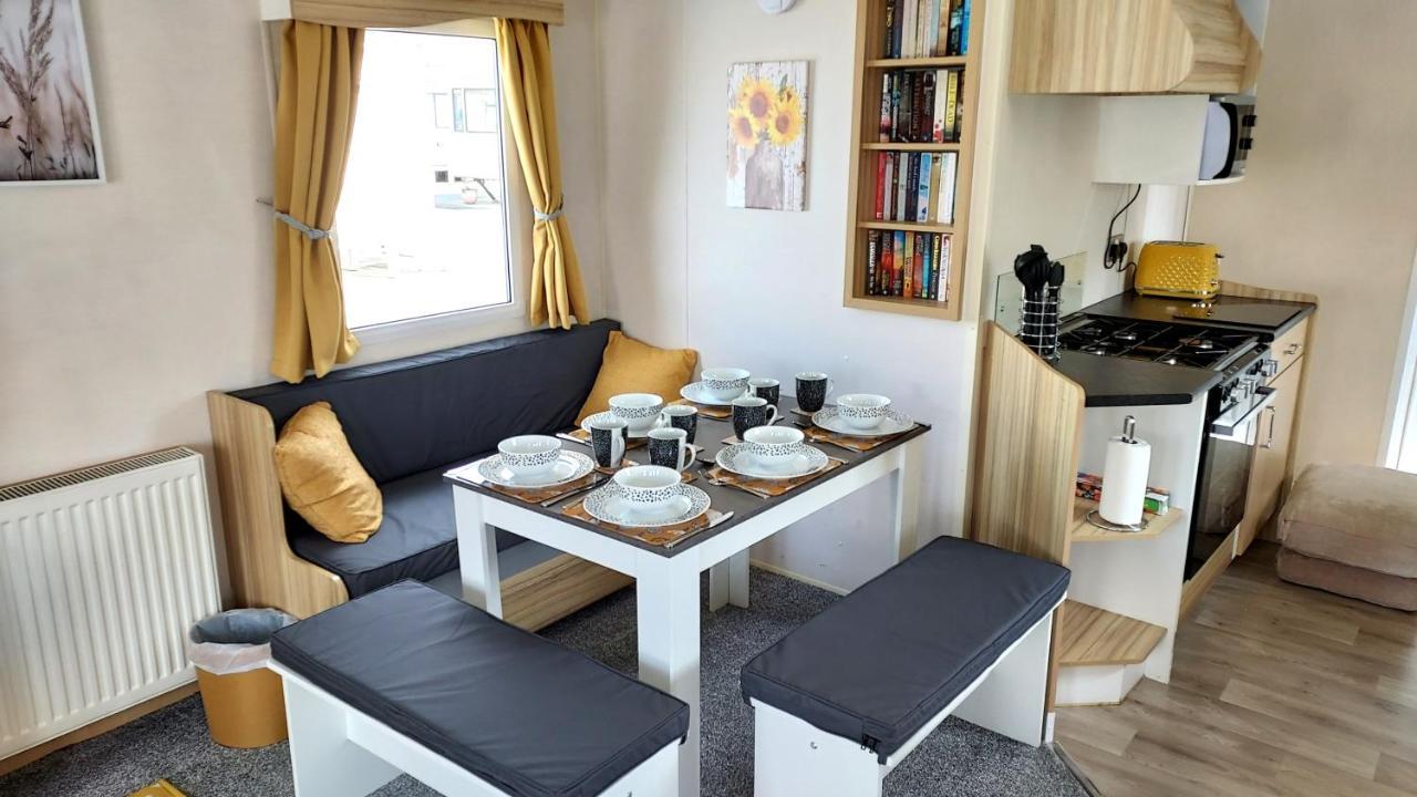 Fab 3 Bedroom Caravan Sleeps 8 Close To The Beach Kinmel Bay Exterior photo