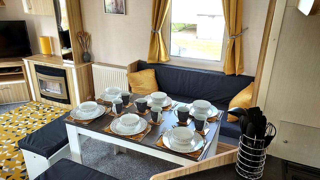 Fab 3 Bedroom Caravan Sleeps 8 Close To The Beach Kinmel Bay Exterior photo