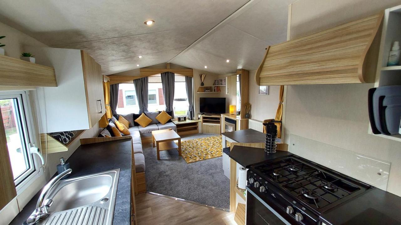 Fab 3 Bedroom Caravan Sleeps 8 Close To The Beach Kinmel Bay Exterior photo