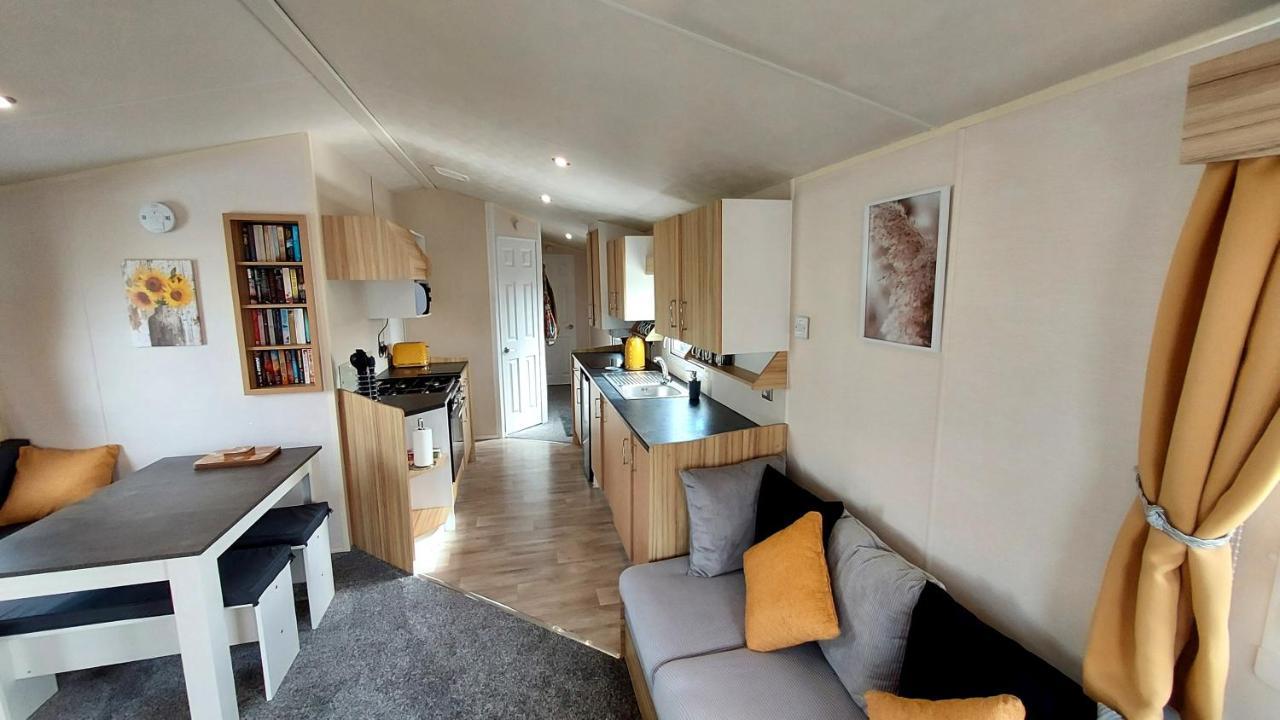 Fab 3 Bedroom Caravan Sleeps 8 Close To The Beach Kinmel Bay Exterior photo