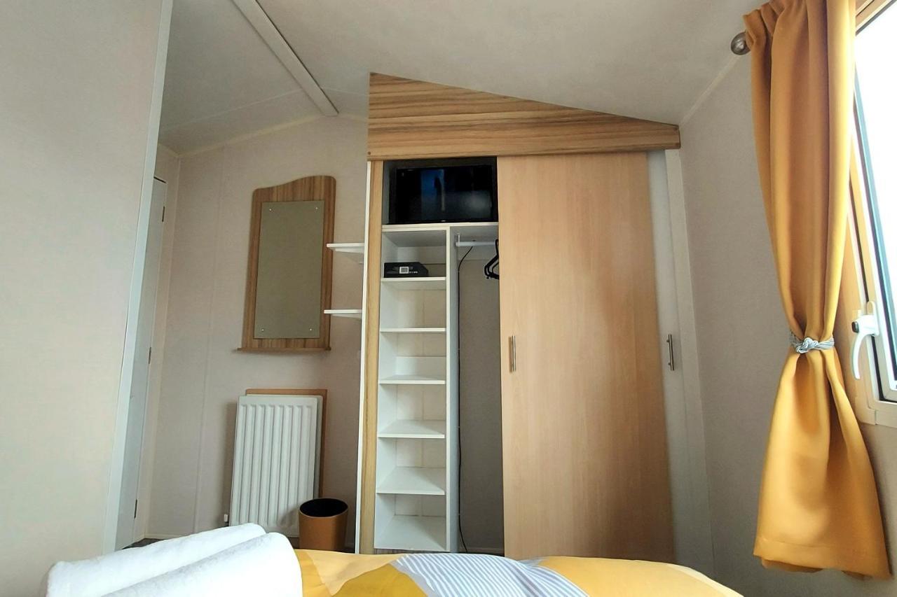Fab 3 Bedroom Caravan Sleeps 8 Close To The Beach Kinmel Bay Exterior photo