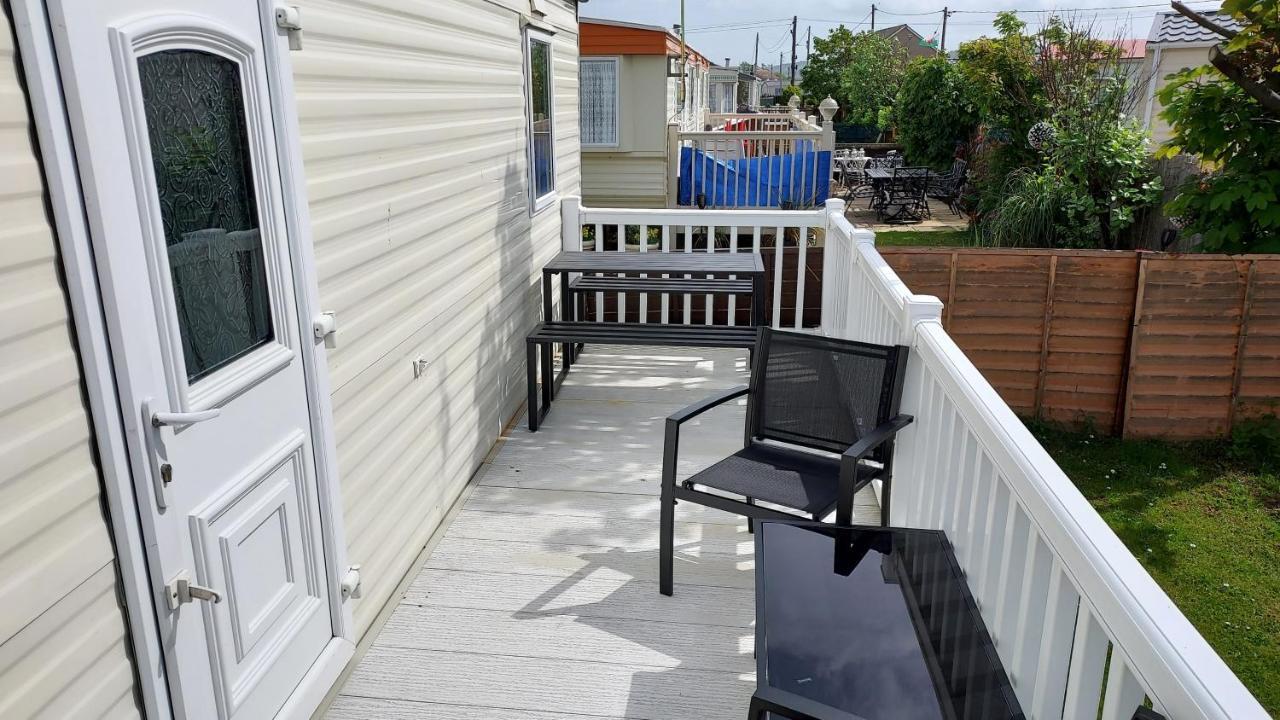 Fab 3 Bedroom Caravan Sleeps 8 Close To The Beach Kinmel Bay Exterior photo