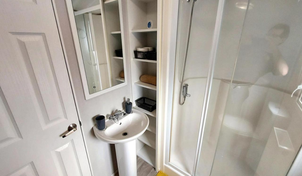 Fab 3 Bedroom Caravan Sleeps 8 Close To The Beach Kinmel Bay Exterior photo