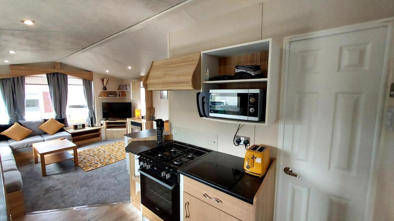 Fab 3 Bedroom Caravan Sleeps 8 Close To The Beach Kinmel Bay Exterior photo