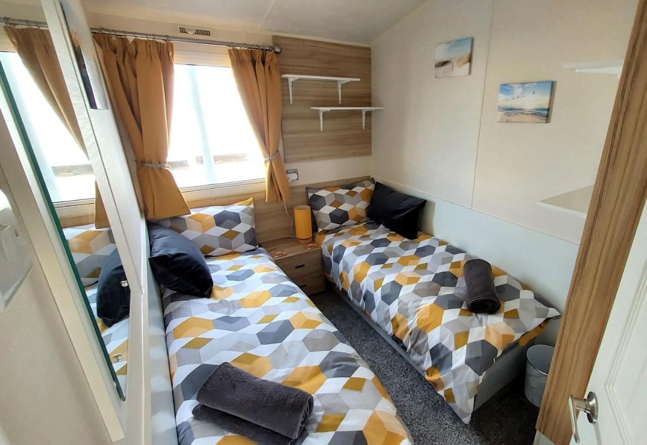 Fab 3 Bedroom Caravan Sleeps 8 Close To The Beach Kinmel Bay Exterior photo