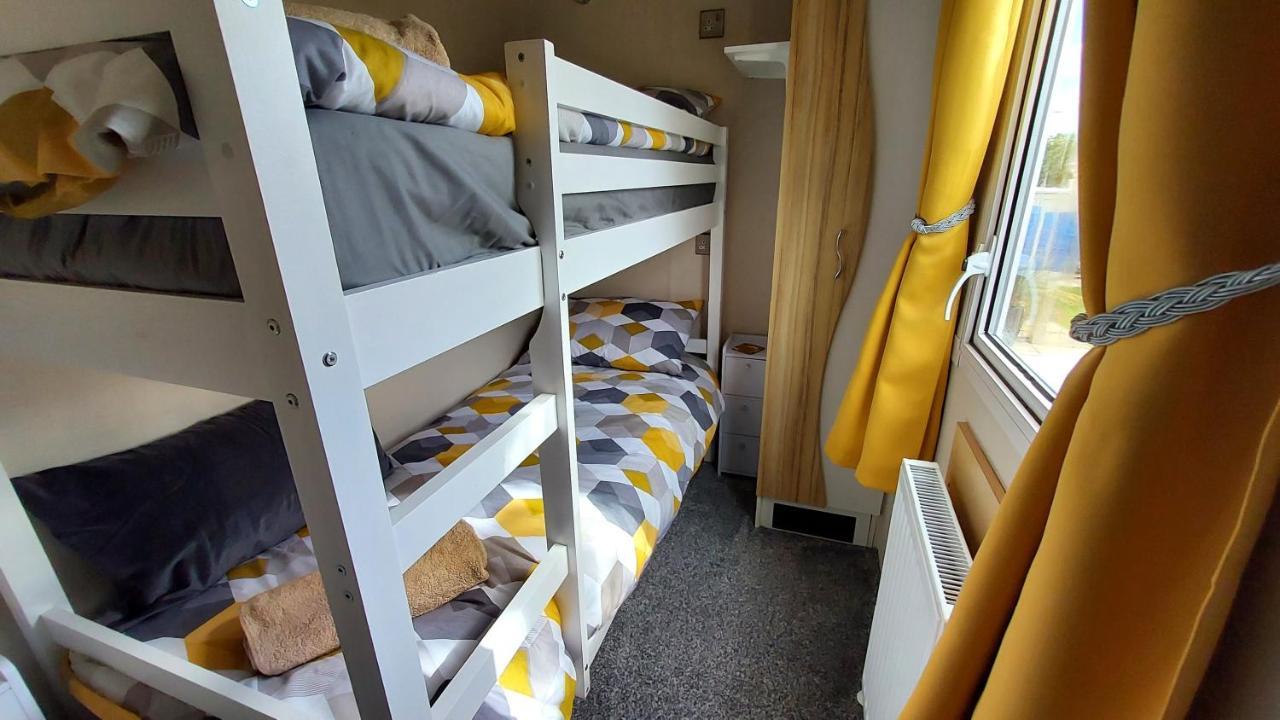 Fab 3 Bedroom Caravan Sleeps 8 Close To The Beach Kinmel Bay Exterior photo