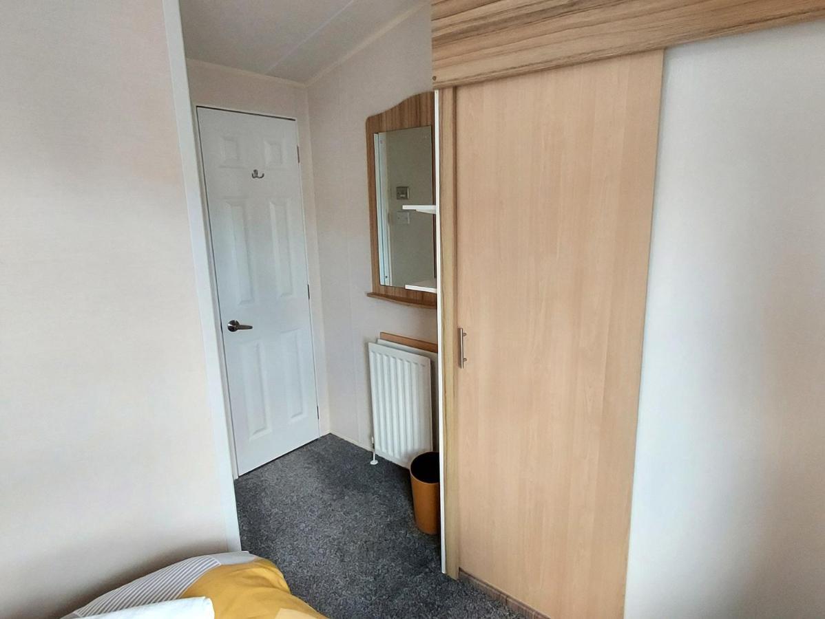 Fab 3 Bedroom Caravan Sleeps 8 Close To The Beach Kinmel Bay Exterior photo