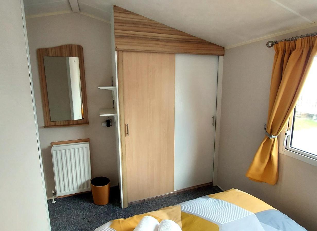 Fab 3 Bedroom Caravan Sleeps 8 Close To The Beach Kinmel Bay Exterior photo