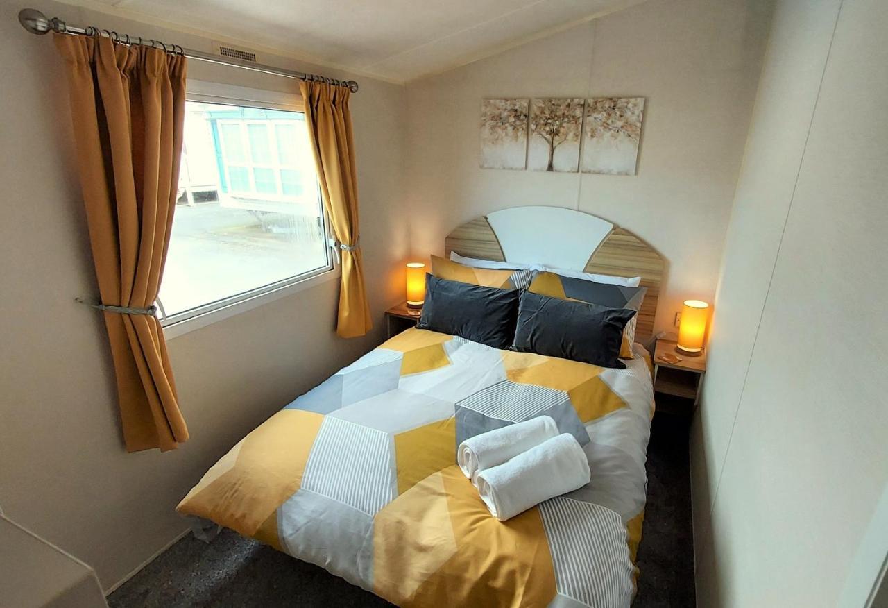 Fab 3 Bedroom Caravan Sleeps 8 Close To The Beach Kinmel Bay Exterior photo