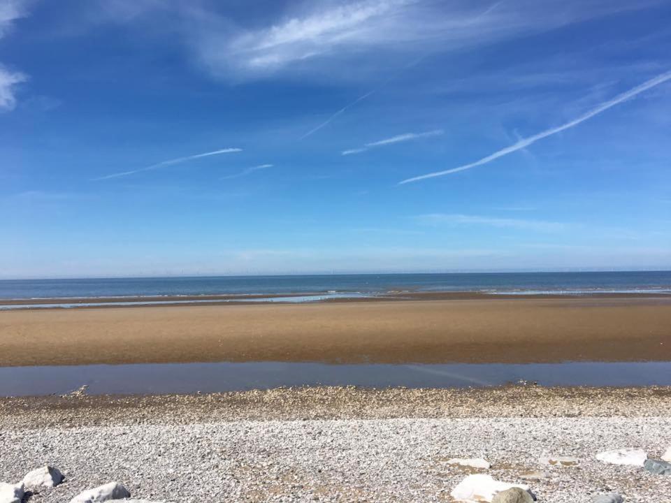 Fab 3 Bedroom Caravan Sleeps 8 Close To The Beach Kinmel Bay Exterior photo